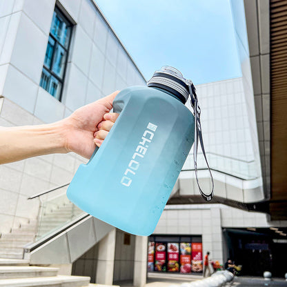 Una taza de agua de gran capacidad de verano con forma de cubo de una tonelada, tetera deportiva para fitness para hombres y mujeres, tetera de plástico para estudiantes, personalizada 