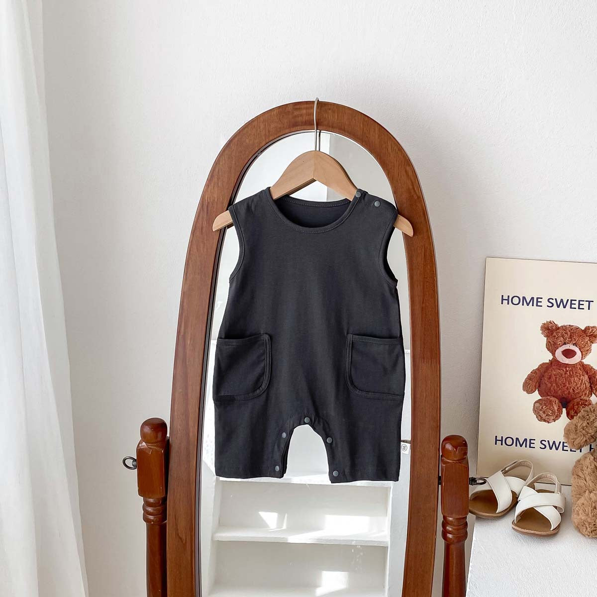 A Korean version of summer new baby jumpsuit ins Nordic style men's and women's baby solid color sleeveless vest jumpsuit