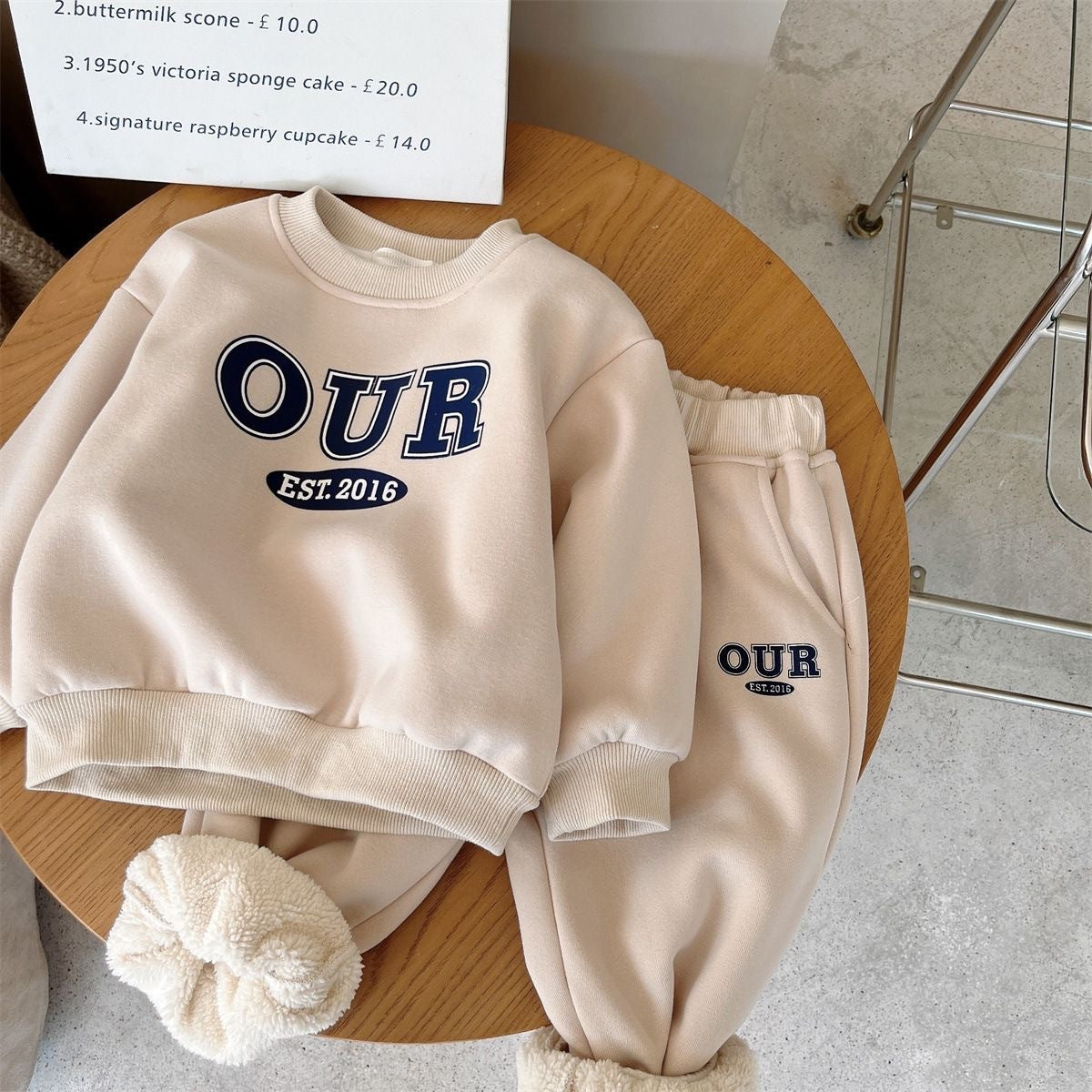 A children's crew neck sweater set Korean version of casual autumn and winter new children's suit long-sleeved letter thick sweater set trend