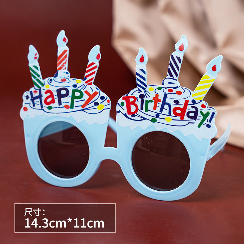 Un pequeño libro rojo con pequeñas gafas de margaritas, accesorios para fotografías de fiestas de cumpleaños en línea, gafas de cumpleaños divertidas y creativas para niños. 