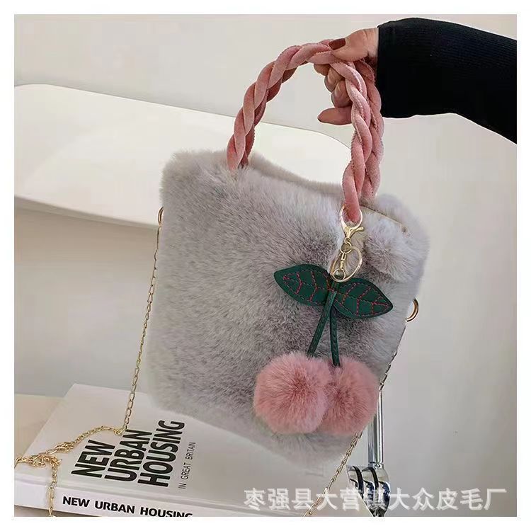 Bolso de mano con forma de conejo de peluche y cerezas, bonito y femenino 