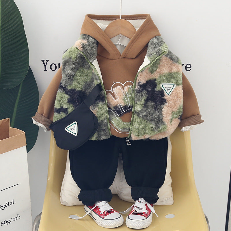 A new autumn boys with bags, camouflage vest, long-sleeved three-piece set, boys' casual trousers set