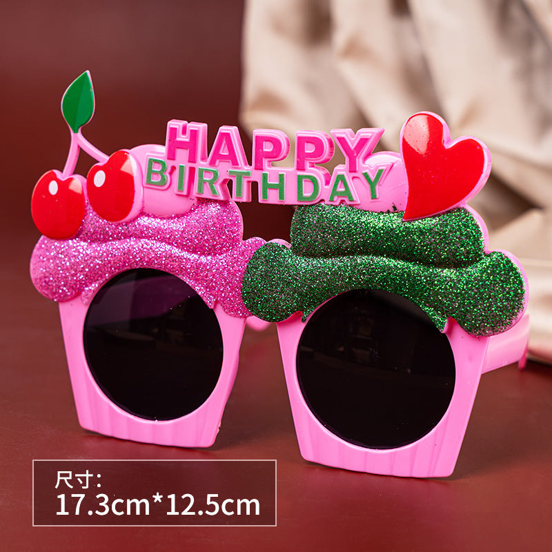 Un pequeño libro rojo con pequeñas gafas de margaritas, accesorios para fotografías de fiestas de cumpleaños en línea, gafas de cumpleaños divertidas y creativas para niños. 