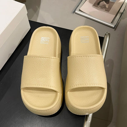 Unas zapatillas de pisoteo de mierda para mujer, de suela blanda, para el baño, para el hogar, antideslizantes, para el baño, sandalias y zapatillas para hombre, al por mayor en verano. 