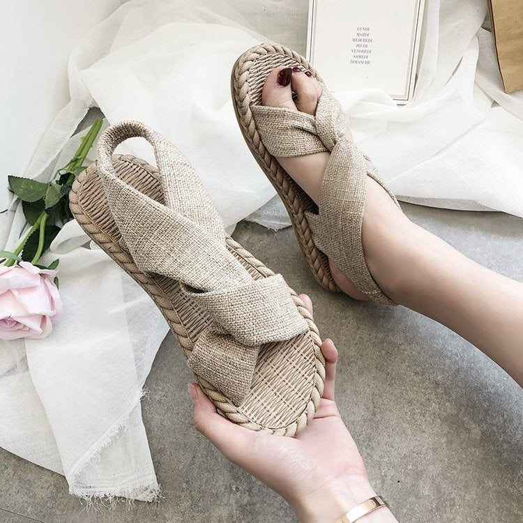 Sandalias nuevas de verano 2024 para mujer, ropa de calle, sandalias romanas de lino tejido con césped, correas elásticas, suela plana cruzada, zapatos de mujer al por mayor 