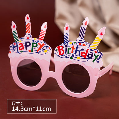 Un pequeño libro rojo con pequeñas gafas de margaritas, accesorios para fotografías de fiestas de cumpleaños en línea, gafas de cumpleaños divertidas y creativas para niños. 