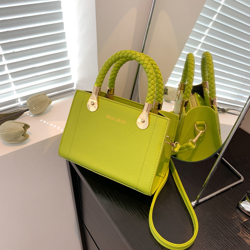 In the summer, the new fashion woven handbag with one shoulder slung over the small square bag supports a large number of wholesale mixed batches.(0.32kg)