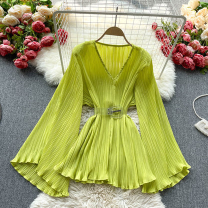 European and American top women's design sense is niche, with flared sleeves and heavy work pleated waist to show slimming temperament. Versatile chiffon shirt 0.45kg