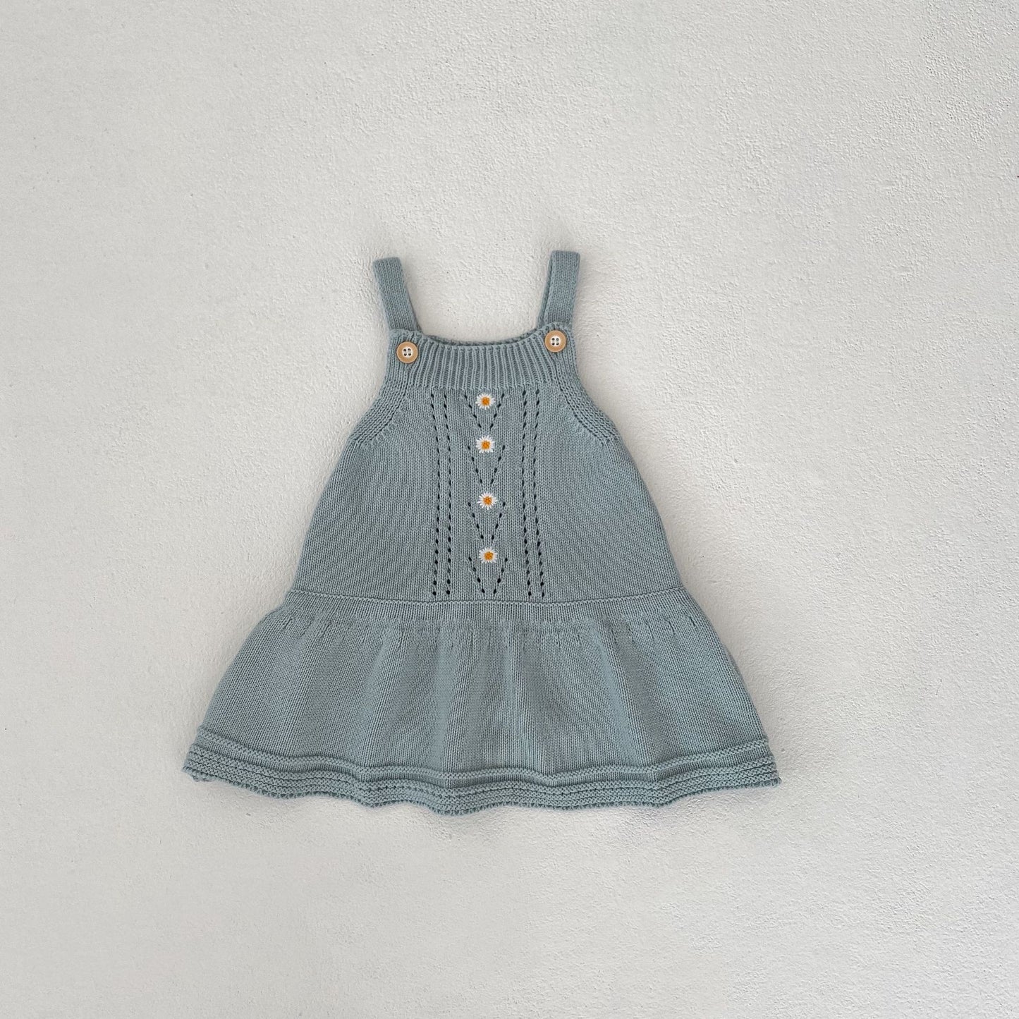 A Autumn and winter infants and baby girls, daisy embroidered hollow knitted jacket + knitted suspender skirt can be sorted