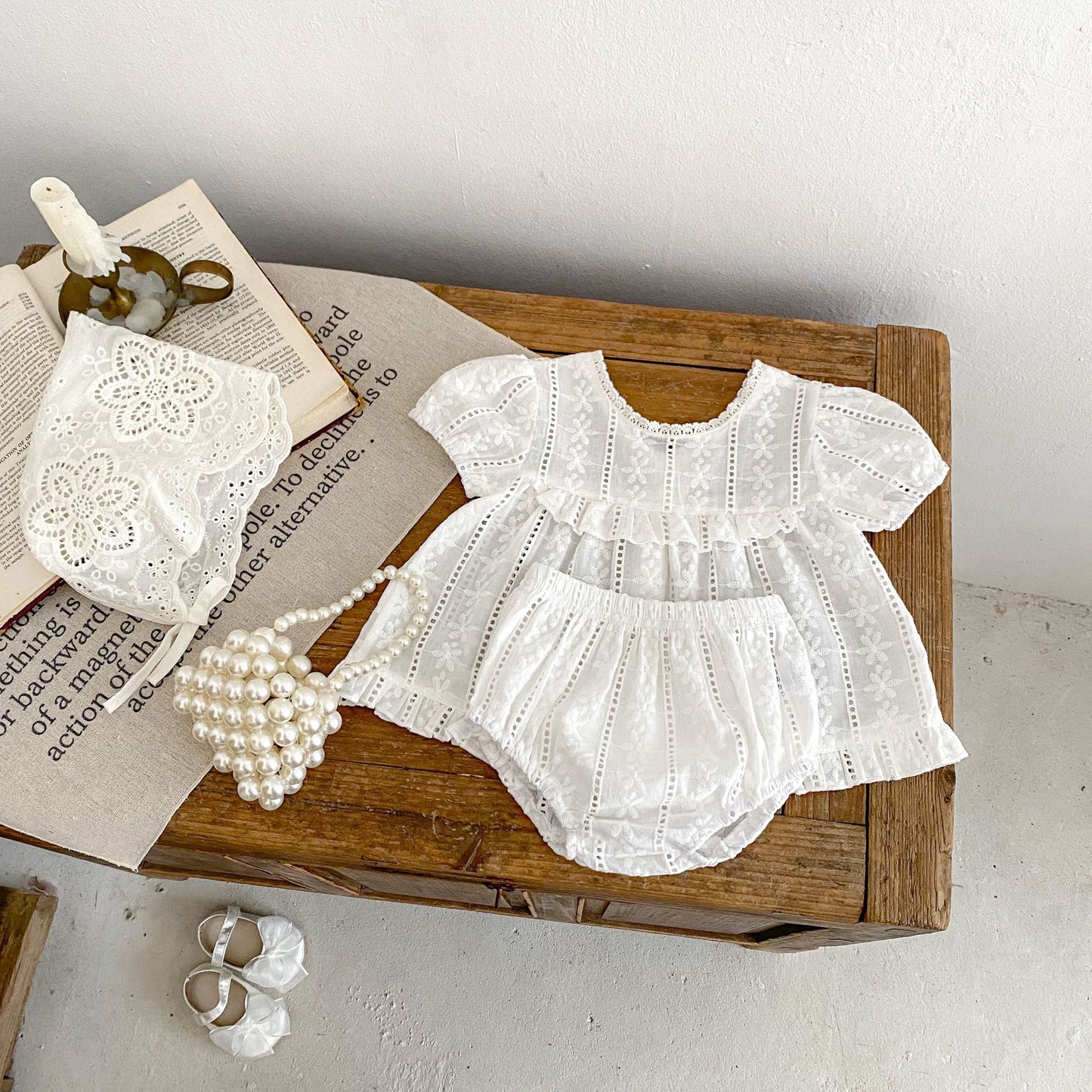 A 2024 summer new baby girl baby cute lace embroidered solid color coat+triangle pants suit