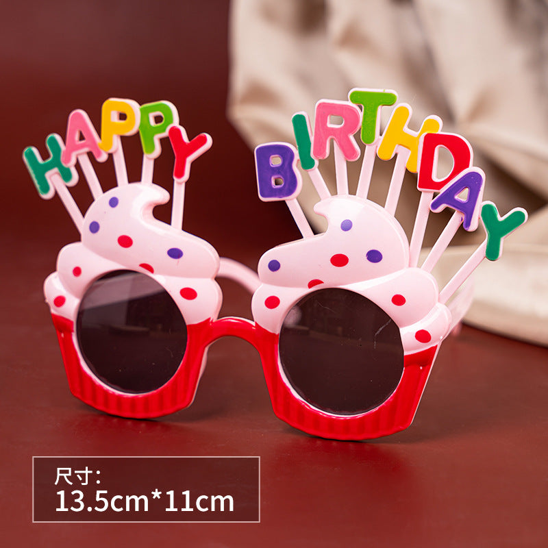 Un pequeño libro rojo con pequeñas gafas de margaritas, accesorios para fotografías de fiestas de cumpleaños en línea, gafas de cumpleaños divertidas y creativas para niños. 