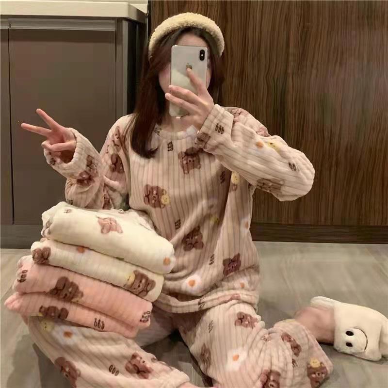 A autumn and winter bear printed coral fleece pajama set for women, loose and warm loungewear, long-sleeved two-piece set