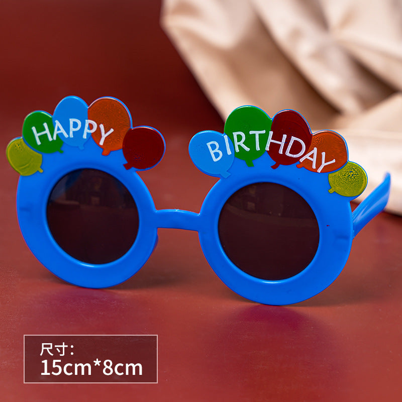 Un pequeño libro rojo con pequeñas gafas de margaritas, accesorios para fotografías de fiestas de cumpleaños en línea, gafas de cumpleaños divertidas y creativas para niños. 