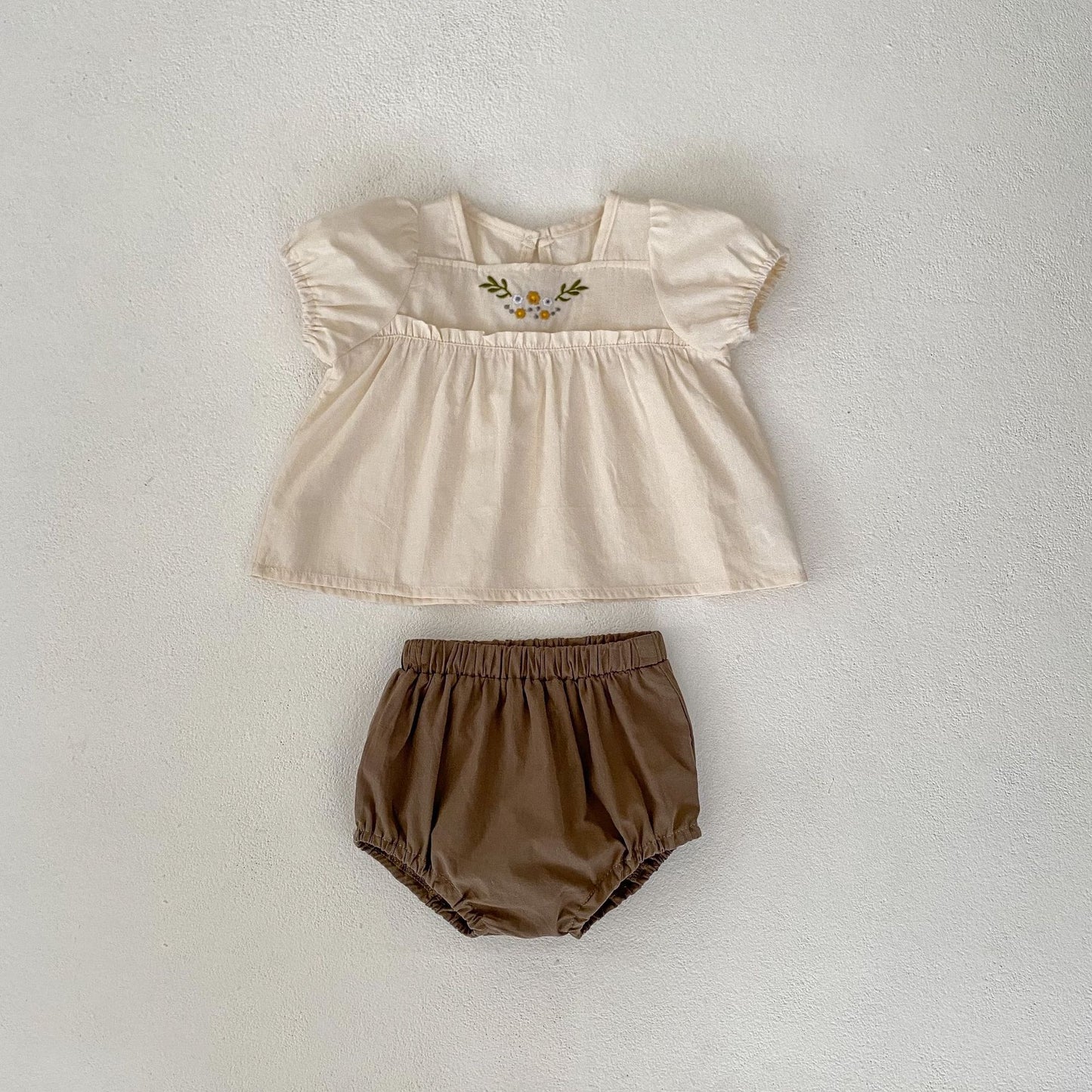 A 2024 Summer New Baby Girl Cute Bra Embroidered Bubble Short sleeved Top and Pants Set