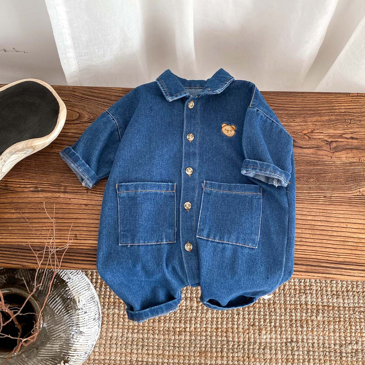 A baby spring and autumn denim jumpsuit for boys and girls, cartoon teddy bear with open buckle, long crawling clothes for newborns