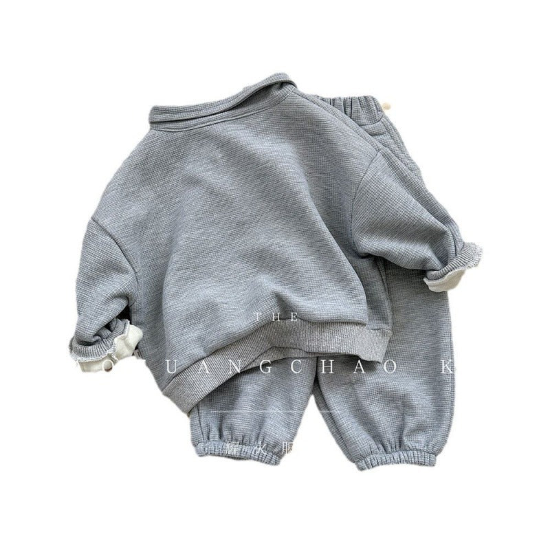 A Korean children's clothing, a complete set of velvet polo shirts, a two-piece autumn sweater set for medium and small children.