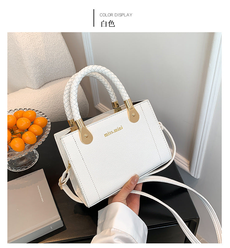 In the summer, the new fashion woven handbag with one shoulder slung over the small square bag supports a large number of wholesale mixed batches.(0.32kg)