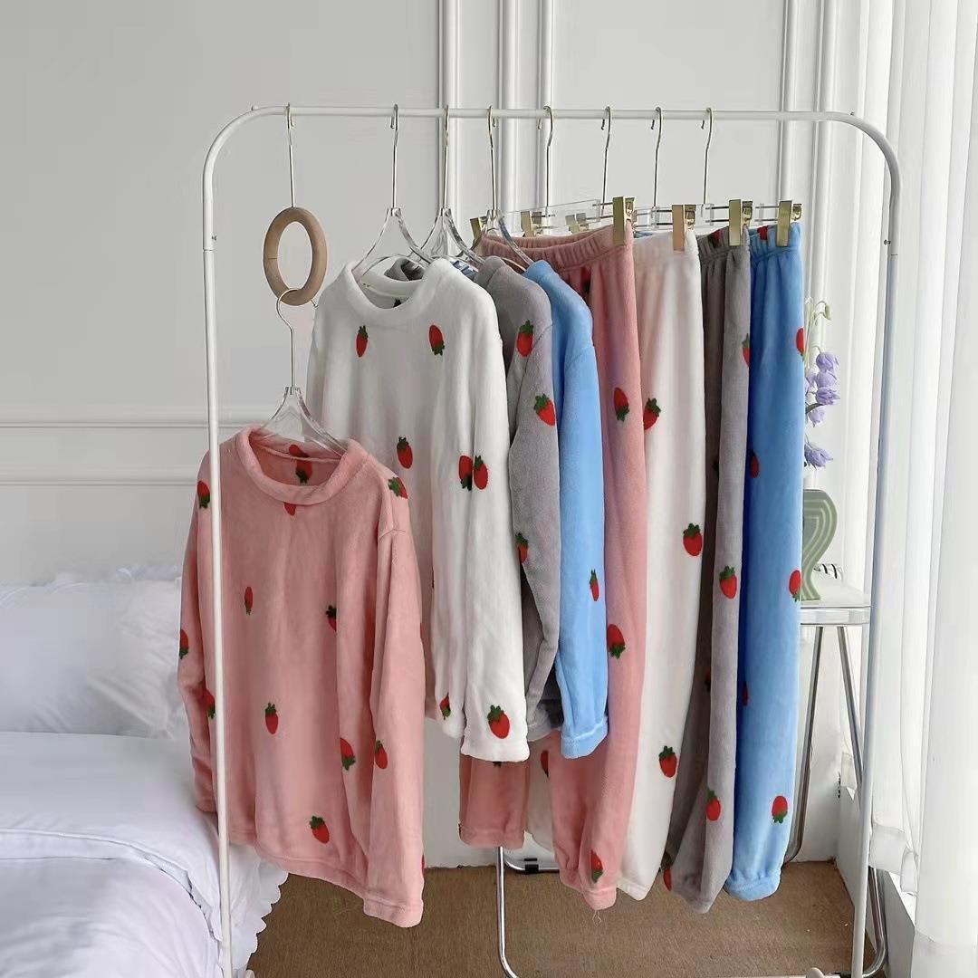 A autumn and winter bear printed coral fleece pajama set for women, loose and warm loungewear, long-sleeved two-piece set