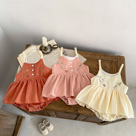 A girl's personalized camisole skirt 2024 summer small fresh embroidered skirt girl baby triangle jumpsuit