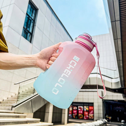 Una taza de agua de gran capacidad de verano con forma de cubo de una tonelada, tetera deportiva para fitness para hombres y mujeres, tetera de plástico para estudiantes, personalizada 