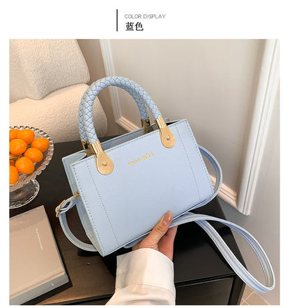 In the summer, the new fashion woven handbag with one shoulder slung over the small square bag supports a large number of wholesale mixed batches.(0.32kg)