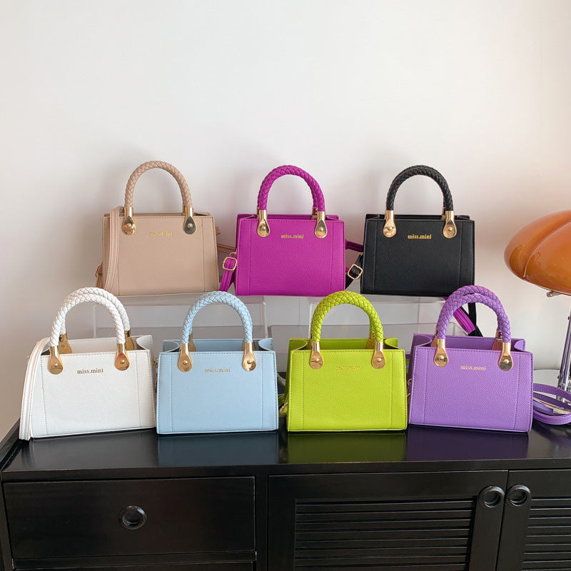 In the summer, the new fashion woven handbag with one shoulder slung over the small square bag supports a large number of wholesale mixed batches.(0.32kg)