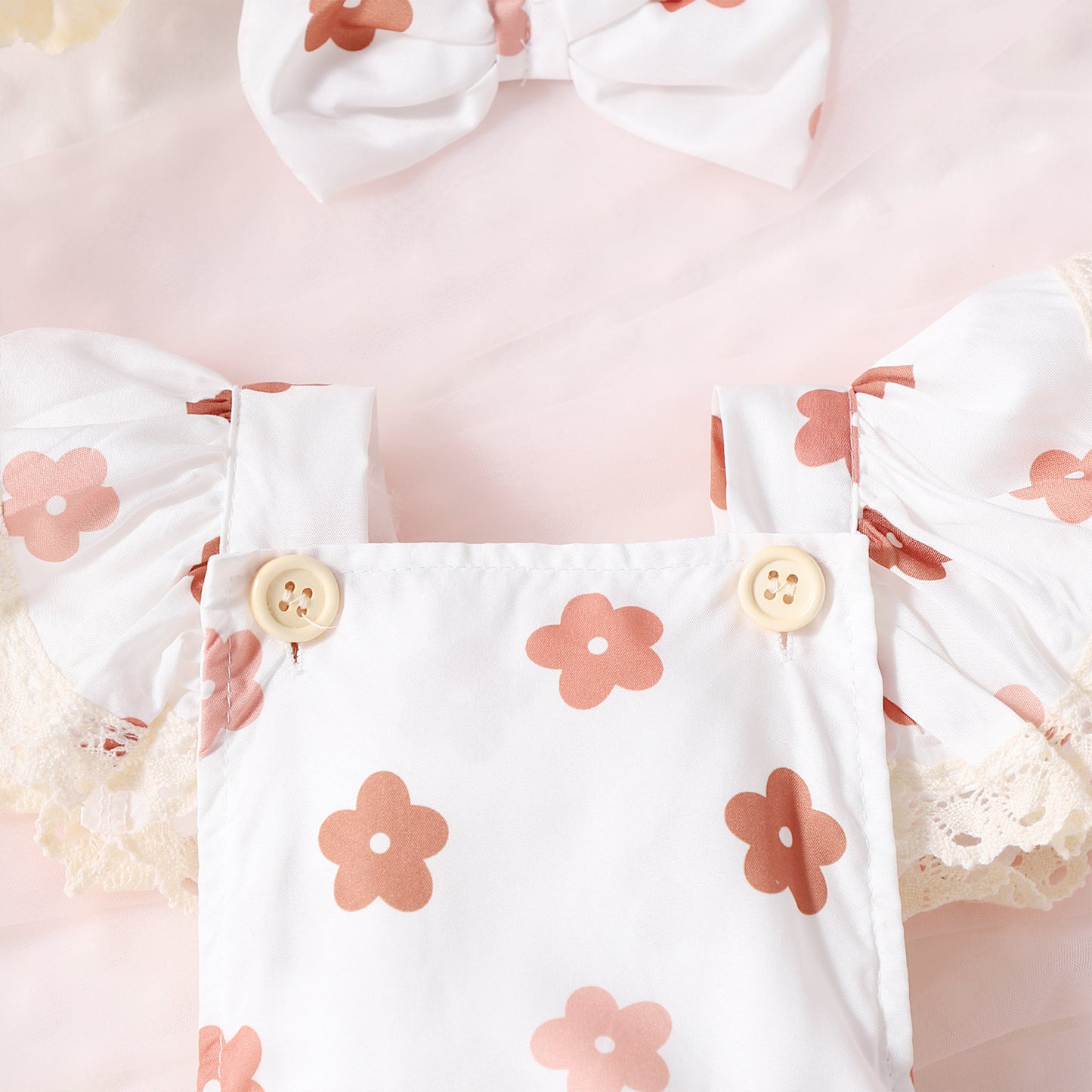 Mono para gatear con forma de triángulo y tocado para niña con mangas abullonadas de encaje y estampado floral pequeño 