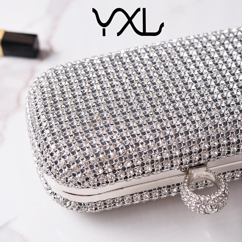 Una bolsa de cena con diamantes de imitación de venta directa de fábrica de Yixinglong, una bolsa de fiesta con diamantes grandes de plata, una bolsa de banquete noble y brillante, una bolsa de mujer transfronteriza 