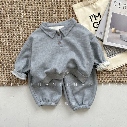 A Korean children's clothing, a complete set of velvet polo shirts, a two-piece autumn sweater set for medium and small children.