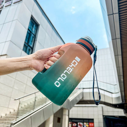 Una taza de agua de gran capacidad de verano con forma de cubo de una tonelada, tetera deportiva para fitness para hombres y mujeres, tetera de plástico para estudiantes, personalizada 