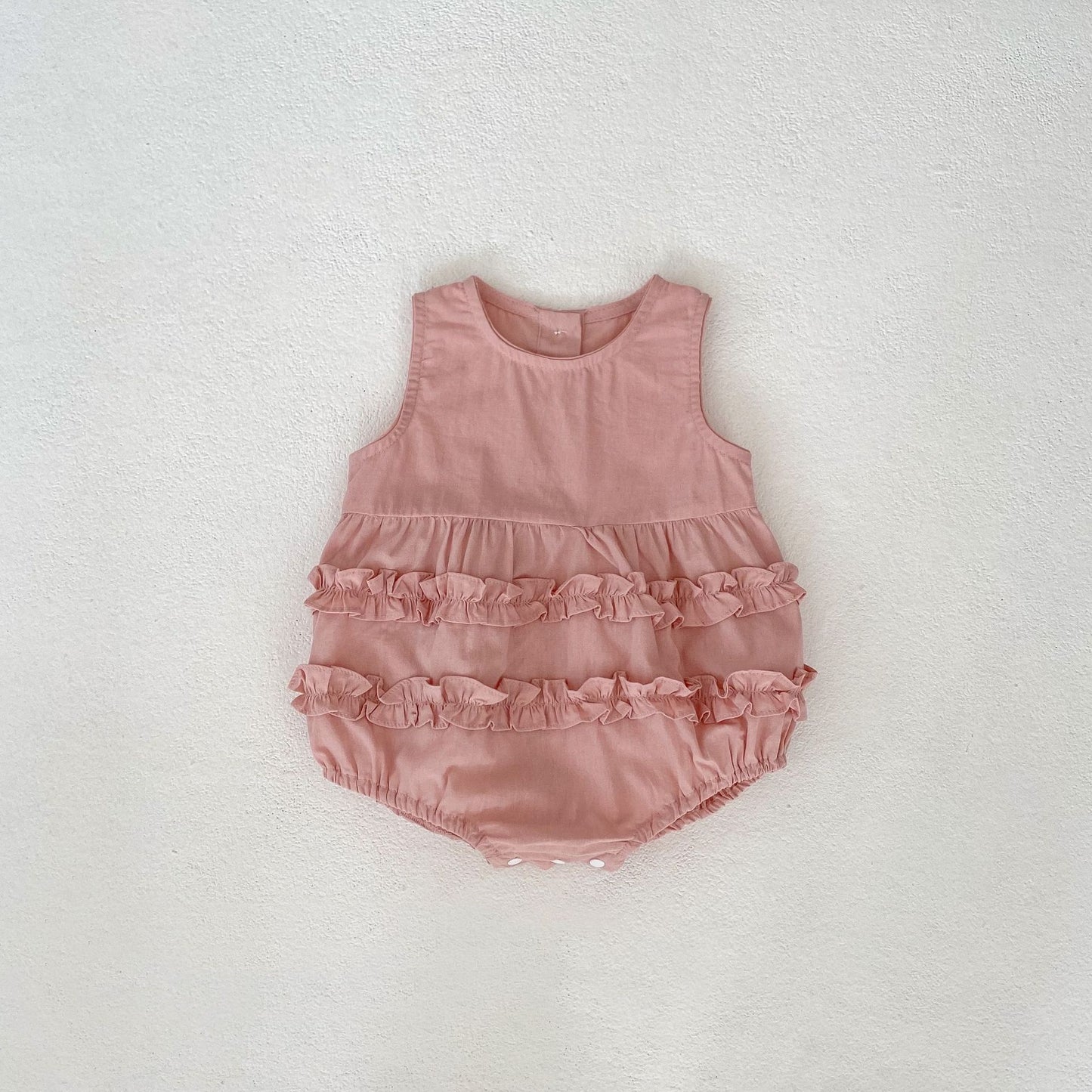 Ropa de bebé niña de verano 2024 nueva sin mangas con escote en forma de corazón, linda ropa de gateo de algodón puro con borde de oreja, ropa de bebé con parte inferior envuelta 