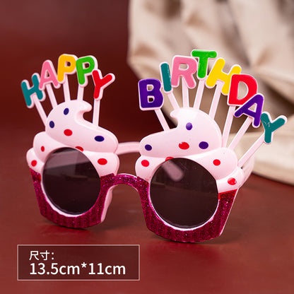 Un pequeño libro rojo con pequeñas gafas de margaritas, accesorios para fotografías de fiestas de cumpleaños en línea, gafas de cumpleaños divertidas y creativas para niños. 