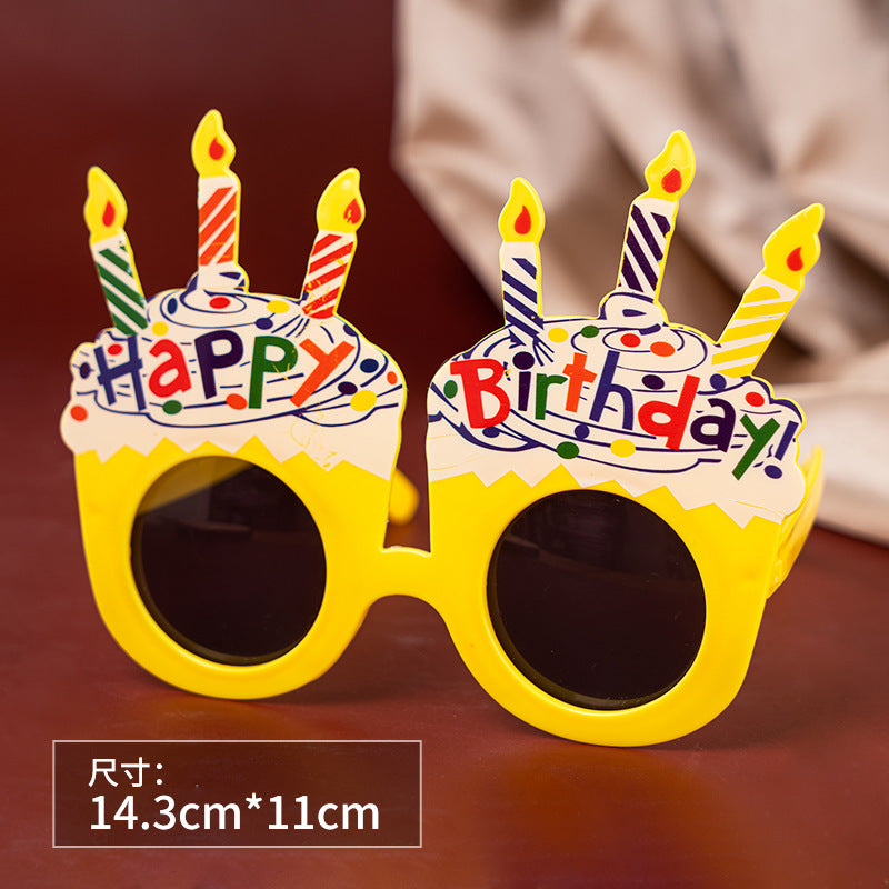 Un pequeño libro rojo con pequeñas gafas de margaritas, accesorios para fotografías de fiestas de cumpleaños en línea, gafas de cumpleaños divertidas y creativas para niños. 