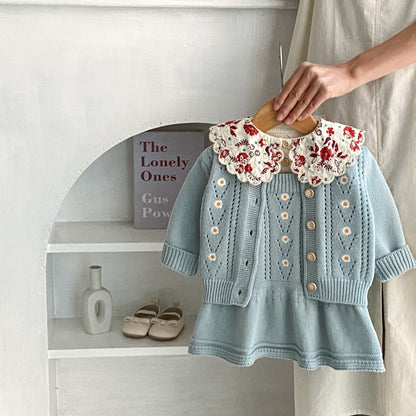 A Autumn and winter infants and baby girls, daisy embroidered hollow knitted jacket + knitted suspender skirt can be sorted