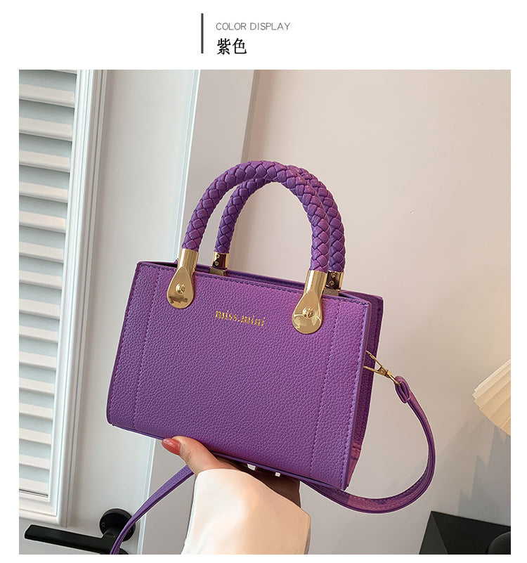 In the summer, the new fashion woven handbag with one shoulder slung over the small square bag supports a large number of wholesale mixed batches.(0.32kg)