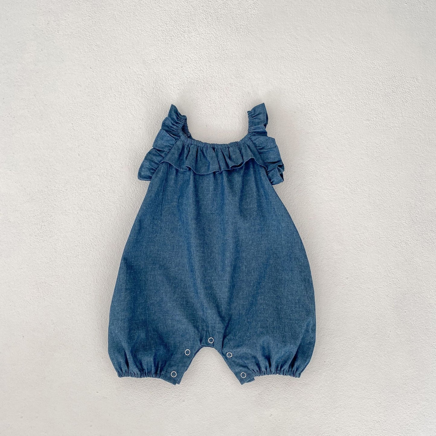 Un traje de gateo corto de mezclilla transpirable de algodón puro para bebé, un mono nuevo de verano para niña dulce y lindo, bolso y nalgas 