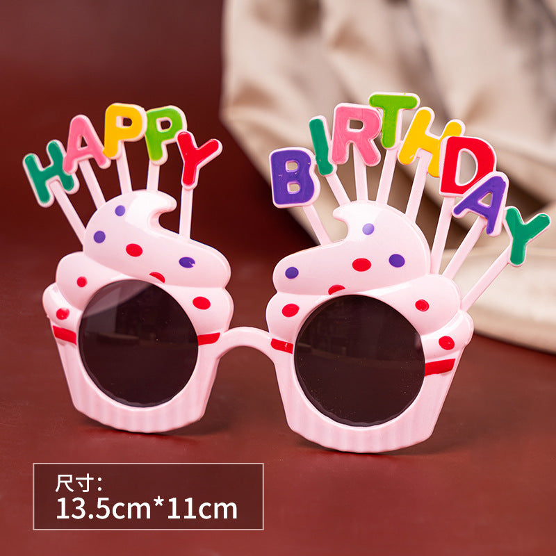 Un pequeño libro rojo con pequeñas gafas de margaritas, accesorios para fotografías de fiestas de cumpleaños en línea, gafas de cumpleaños divertidas y creativas para niños. 