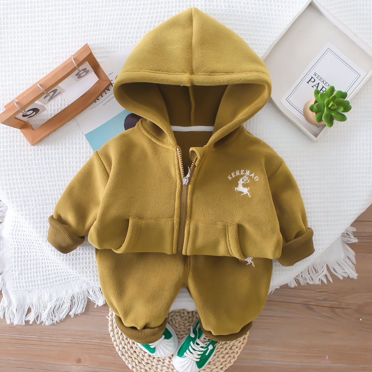 P Boys' autumn and winter foreign style velvet thickened three-piece baby winter suit baby children's thermal sweater trendy children's clothing