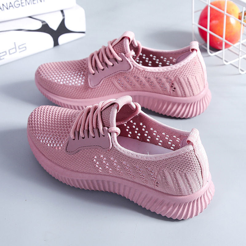 Zapatos de verano de malla para mujer, superficie de malla transpirable, suela fina, antideslizante y suave que no cansa los pies. Zapatos de tela antiguos de Beijing para madres de mediana edad y mayores 