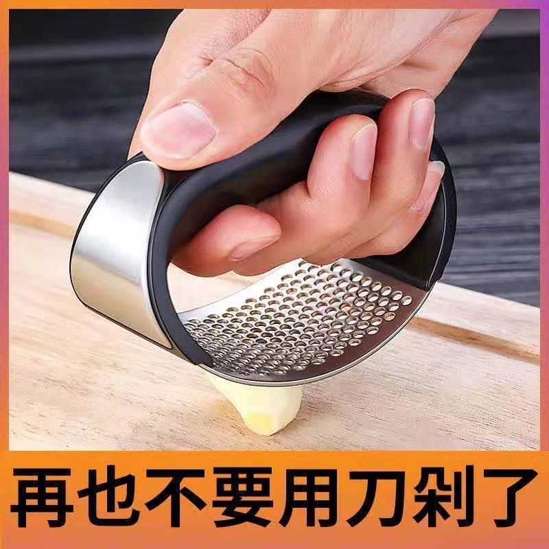 Stainless steel hand-operated ring garlic press garlic mashed garlic artifact pounded garlic scoop household kitchen garlic powder shooting tool.