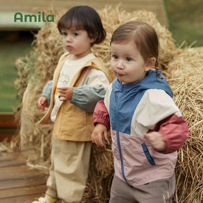 Ropa para niños en la primavera de 2024, el nuevo abrigo cortavientos para niños y niñas está empalmado y contrastado con la capucha cortavientos coreana.