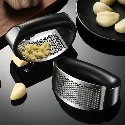 Stainless steel hand-operated ring garlic press garlic mashed garlic artifact pounded garlic scoop household kitchen garlic powder shooting tool.