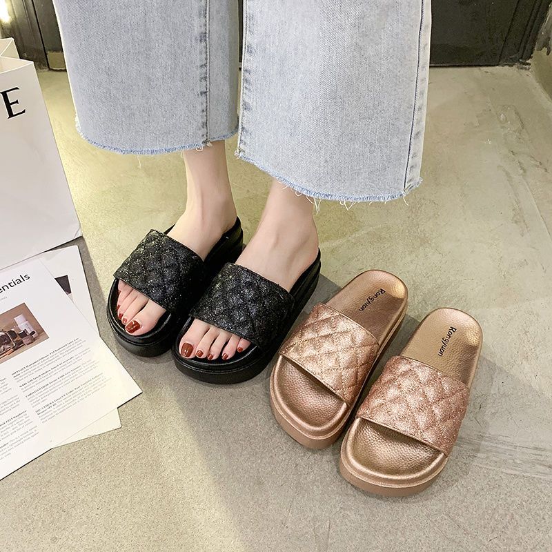 P 2024 nuevas sandalias planas de playa ins tide para mujer, usan colores sólidos simples y de moda en verano con suelas gruesas. 