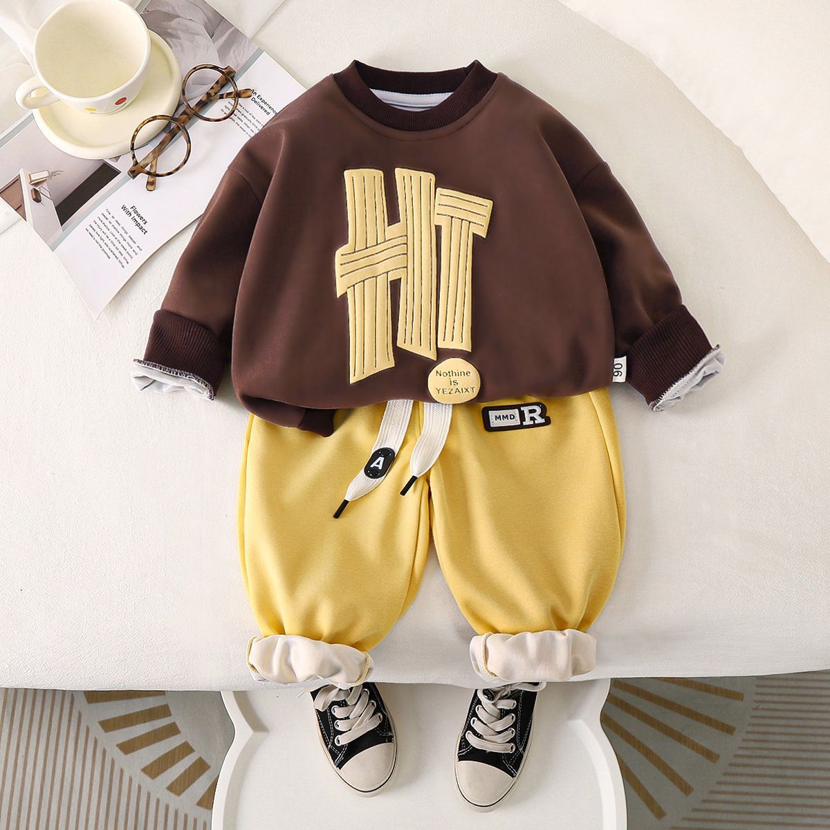 P spring and autumn baby sweater set children's casual top pants medium and small children's men's and women's treasure pants can be opened handsome