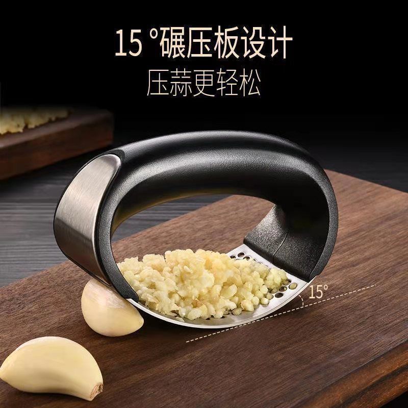 Stainless steel hand-operated ring garlic press garlic mashed garlic artifact pounded garlic scoop household kitchen garlic powder shooting tool.