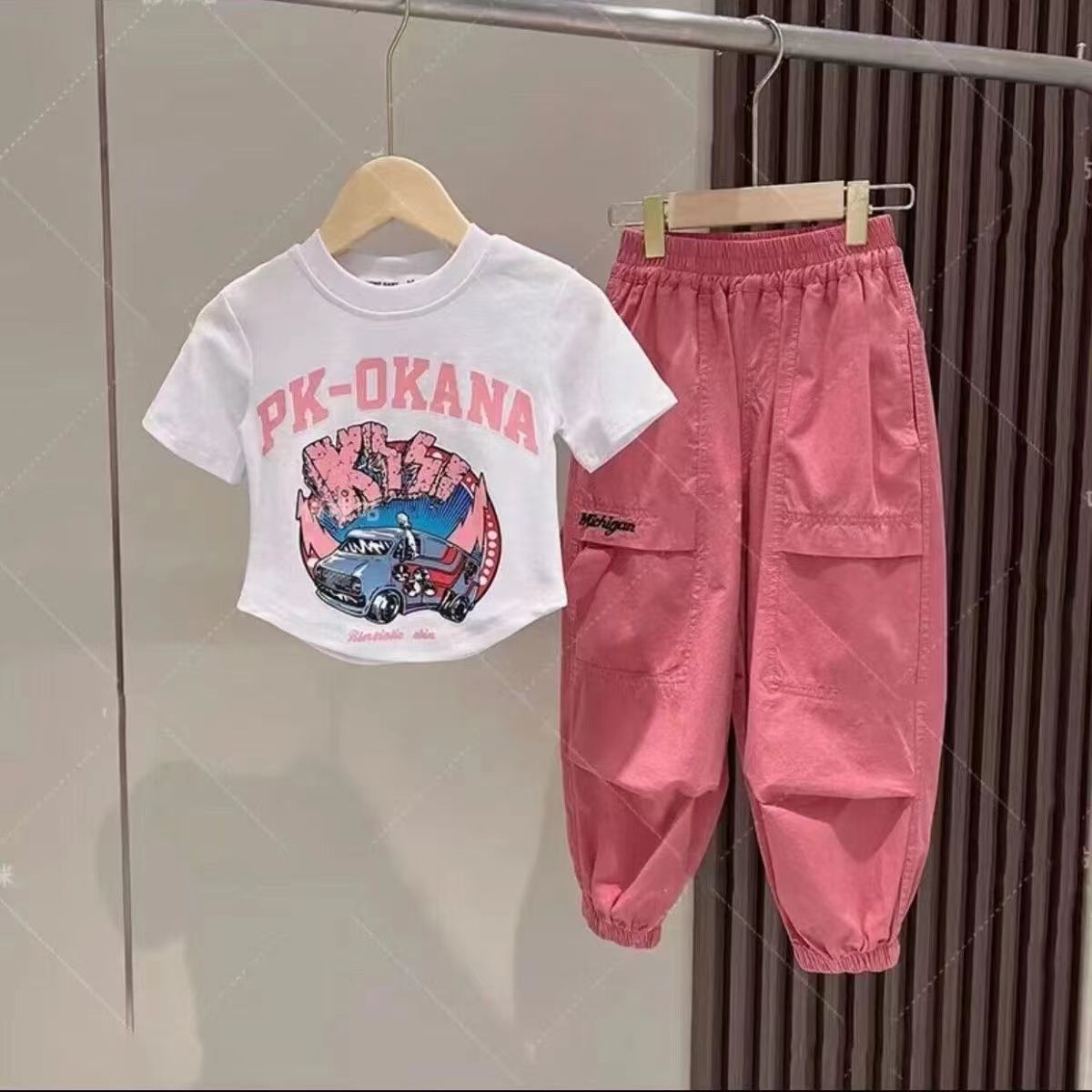 P New 2024 Girls Half Sleeve Summer Middle Kids Suit Net Red Fashionable Cargo Pants Loose Cartoon Suit