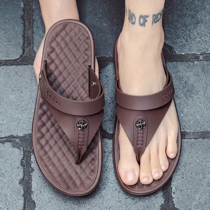 P Nuevas chanclas de verano, sandalias de playa casuales de moda de versión coreana antideslizantes de suela gruesa para hombres, dos usos para hombres 