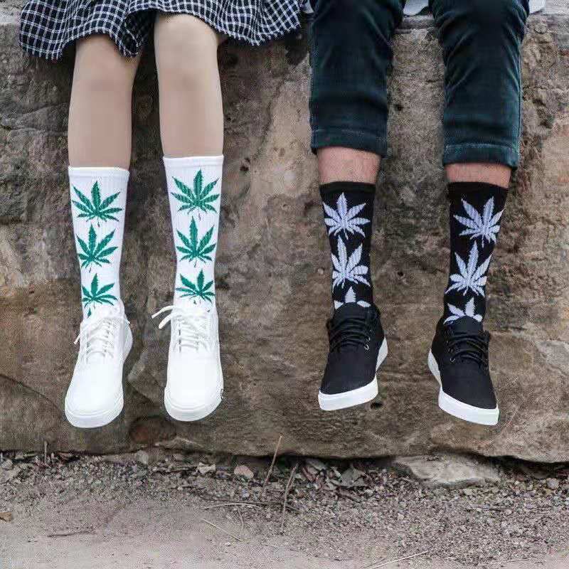 Calcetines de hoja de arce para parejas, estudiantes, baloncesto, caña alta, que absorben la humedad, calcetines largos de moda de Instagram, calcetines de marca de moda para hombres y mujeres 