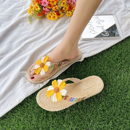 P [Explosive] Fairy sandals are worn outside the new summer four-leaf clover flat flip-flops casual beach shoes