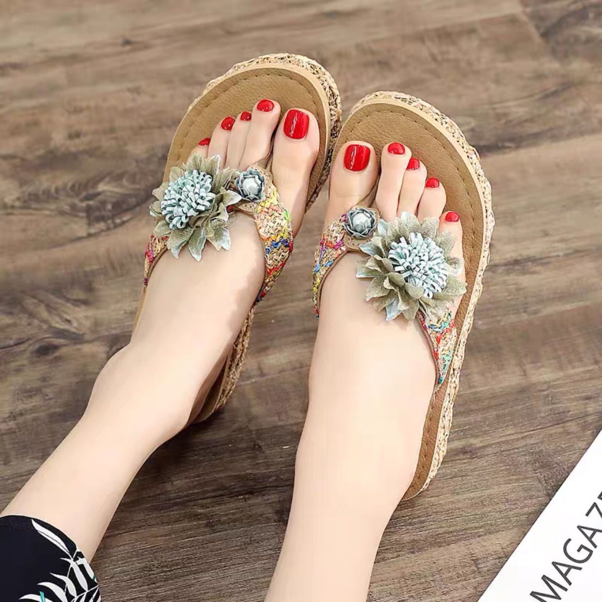 P 2023 Verano Nuevas Zapatillas de Espiga con Flores para Mujer Moda de Celebridades de Internet Prendas de Vestir Exteriores Tacón Inclinado Suela Gruesa Zapatillas de Playa Antideslizantes